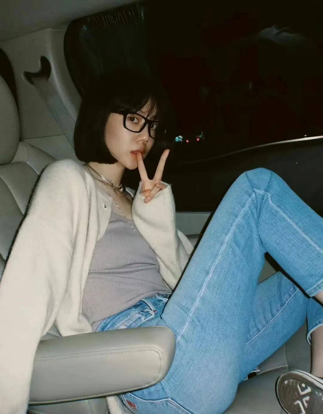 李溪芮内娱最低调的腿精人美身材正从头美到脚趾