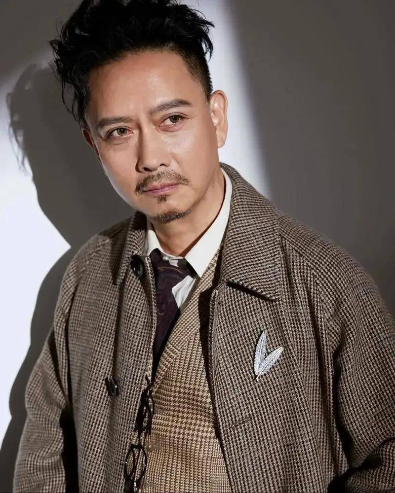 演员谢君豪:力败张国荣,拍戏为救人被烧伤,娶圈外妻子恩爱一生