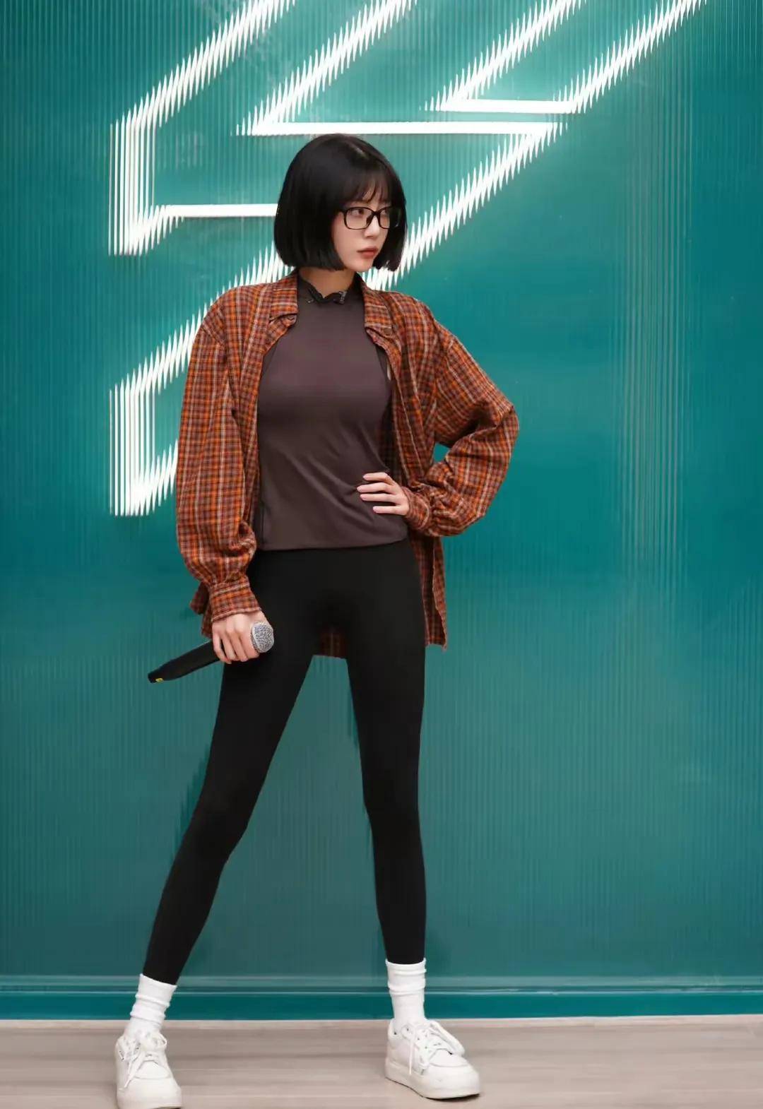 李溪芮内娱最低调的腿精人美身材正从头美到脚趾