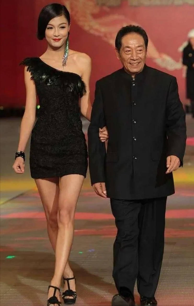 79岁王奎荣:白发老态不退休,儿子已经上小学,41岁妻子风韵犹存