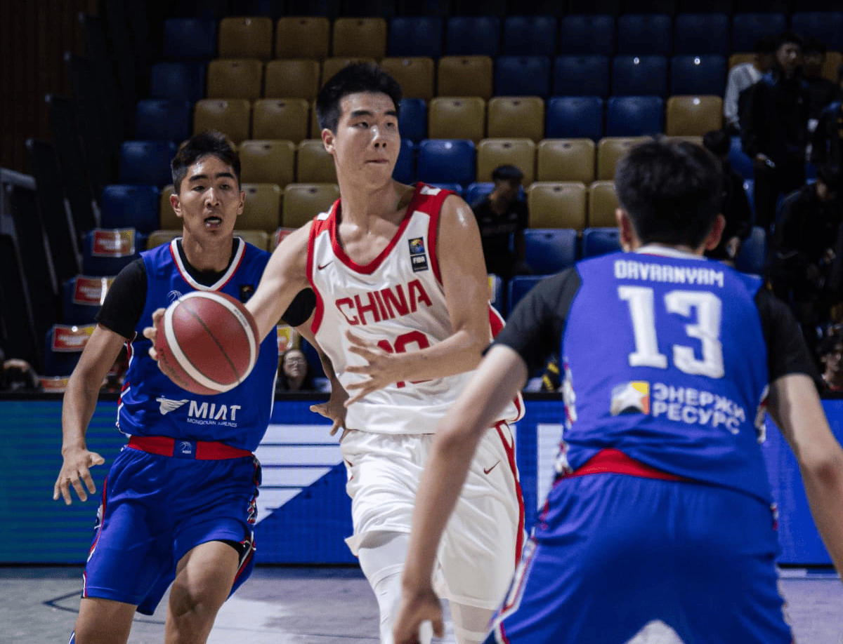 轰27+6+5！中国男篮又一15岁2米02新星崛起：新四字外援上线冲冠