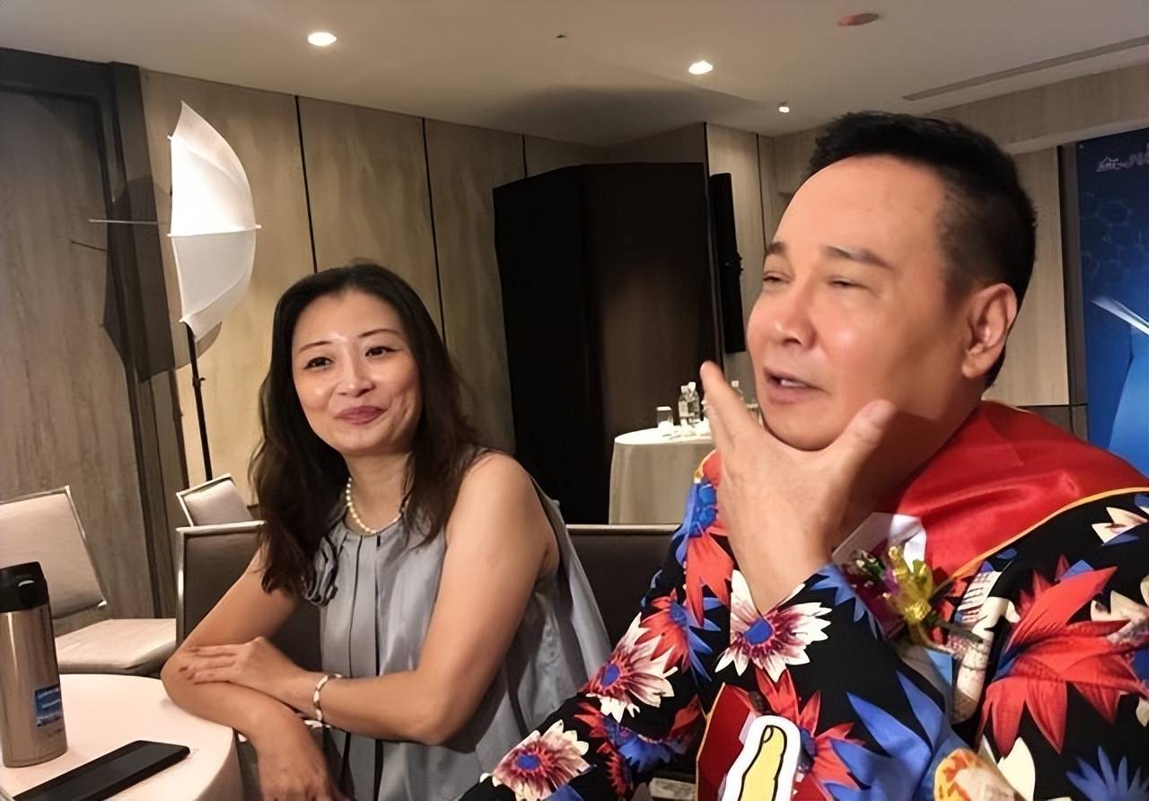 他偷渡香港成大明星,3婚5子古稀不言老,娶小20岁太太半年一体检