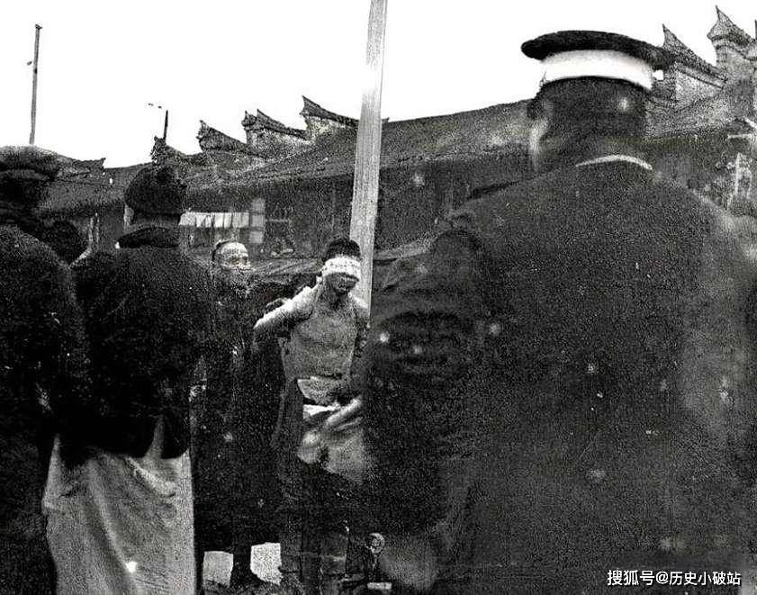 民国老照片:皇妃文绣,英文教师,皇后婉容合影;被行刑的囚犯