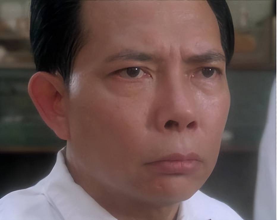 玉牌翡翠戴满身生龙活虎,黄一山来贺