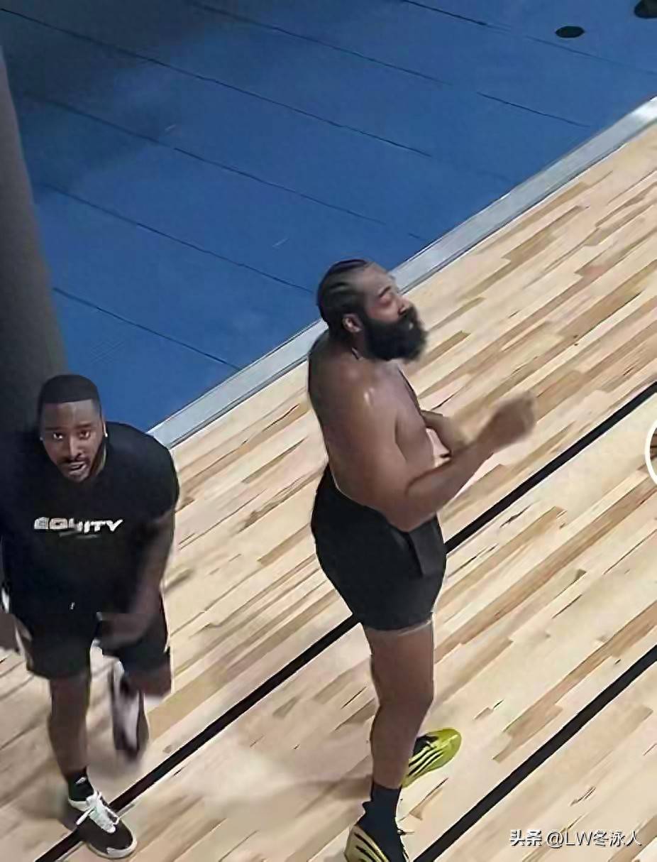 其实哈登在休赛期经常有用毛巾捂肚子的习惯,毛巾拿走了自然肚子就