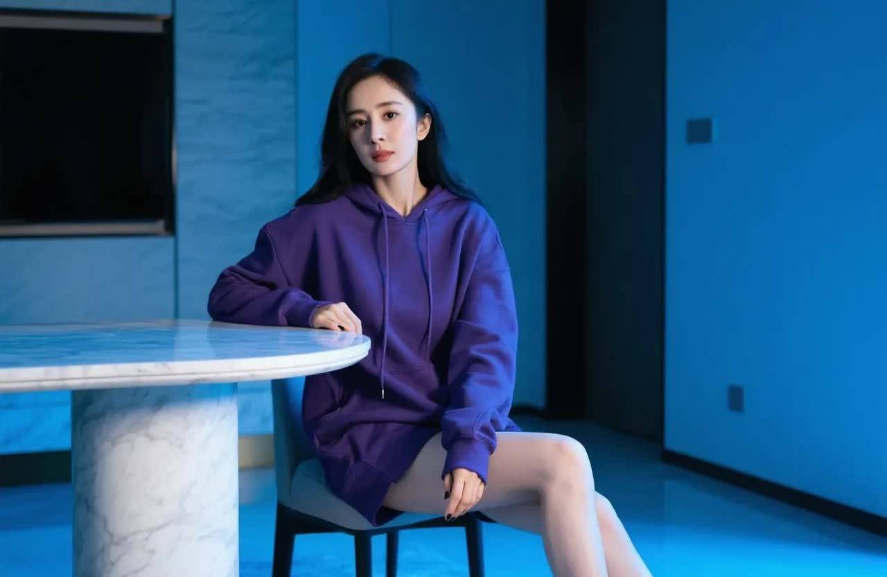 杨幂的卫衣穿搭太懂女人味了!