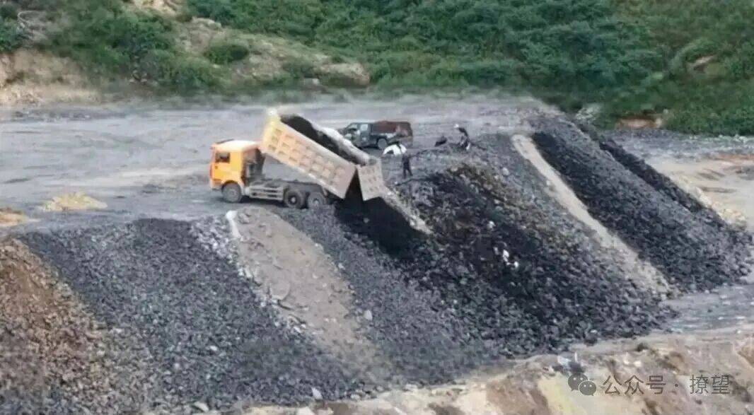 宁武县凤凰镇无名排矸场：违规倾倒隐患重重 监