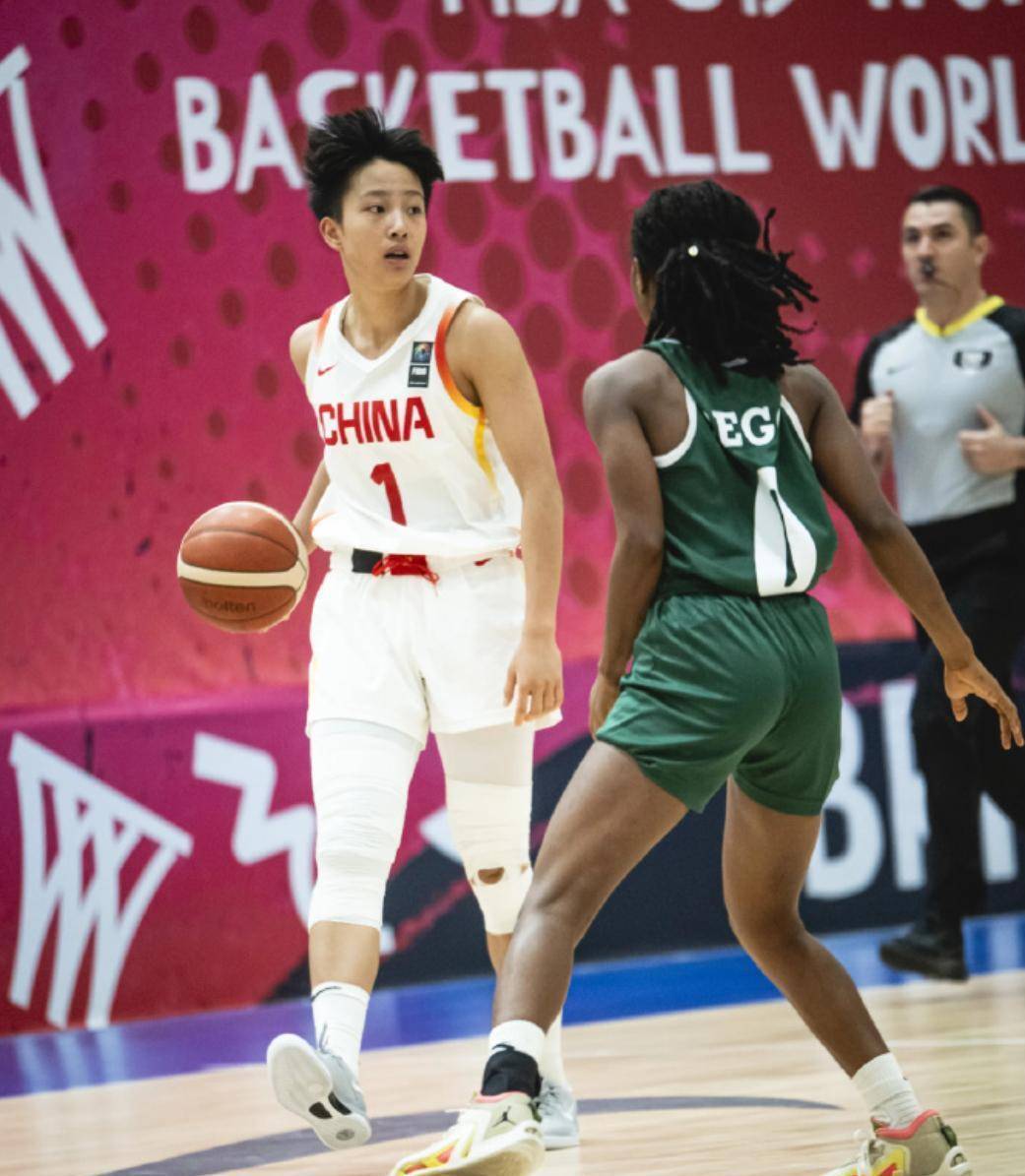 今天下午，传来中国女篮集训的动态，两名球员因伤离队，只剩16人