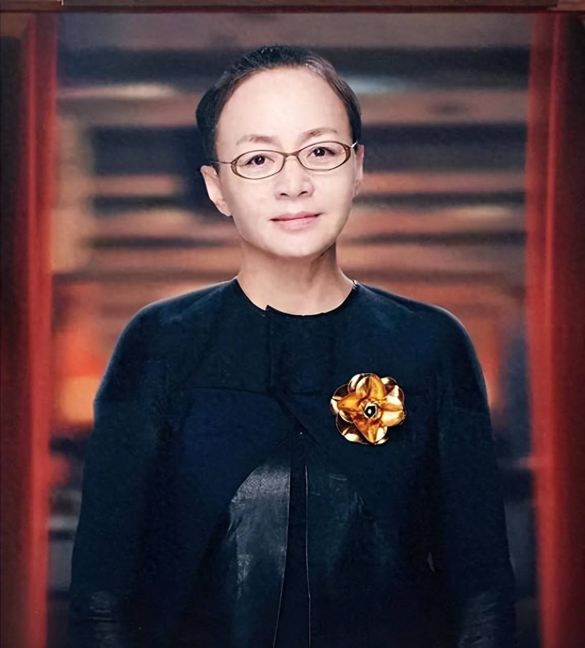 65岁宋丹丹和林大竣一同庆生,涂大红唇穿短裙,手上大钻戒超抢镜