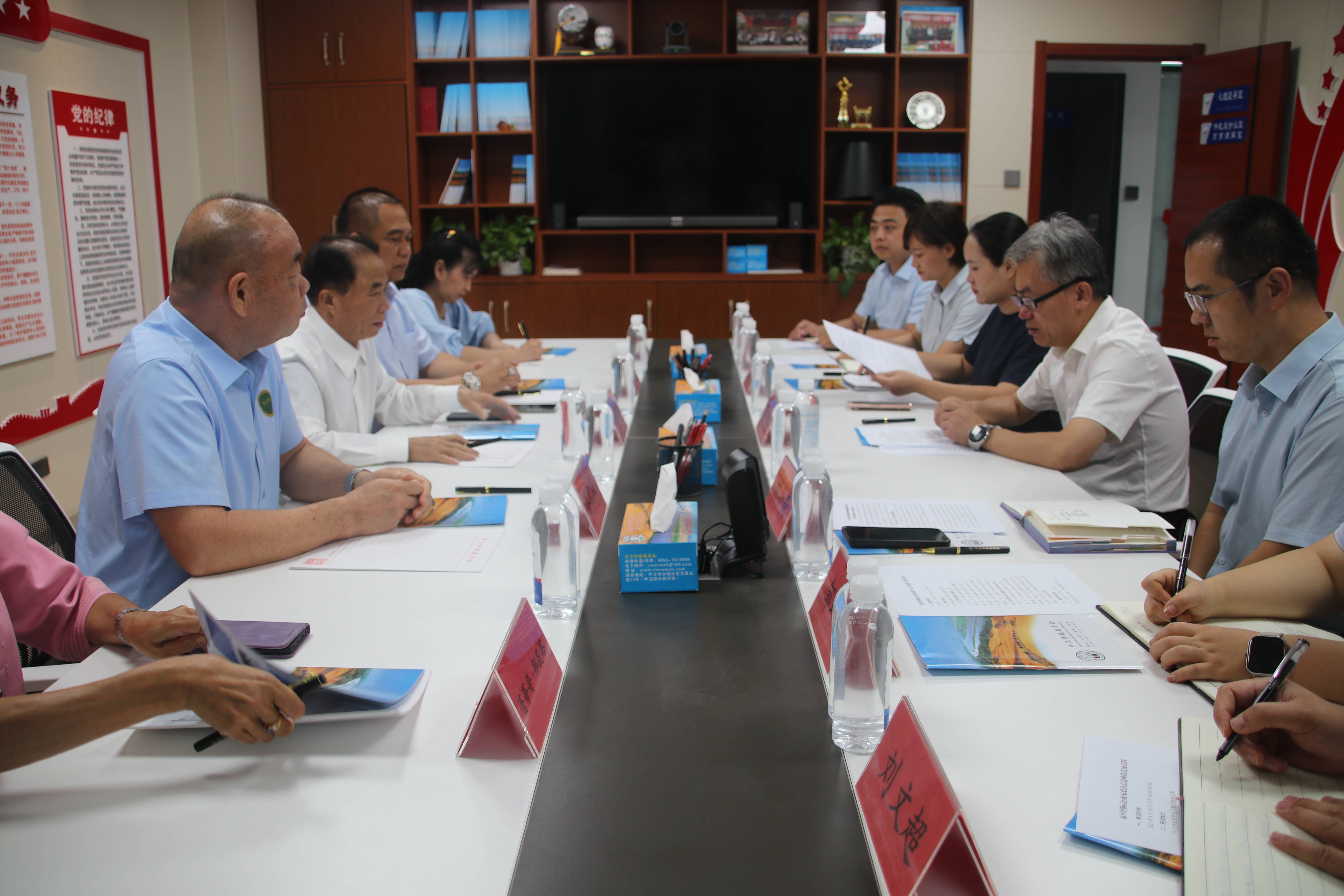 仲裁研究院秘书长李瑞强的陪同下,首先走进