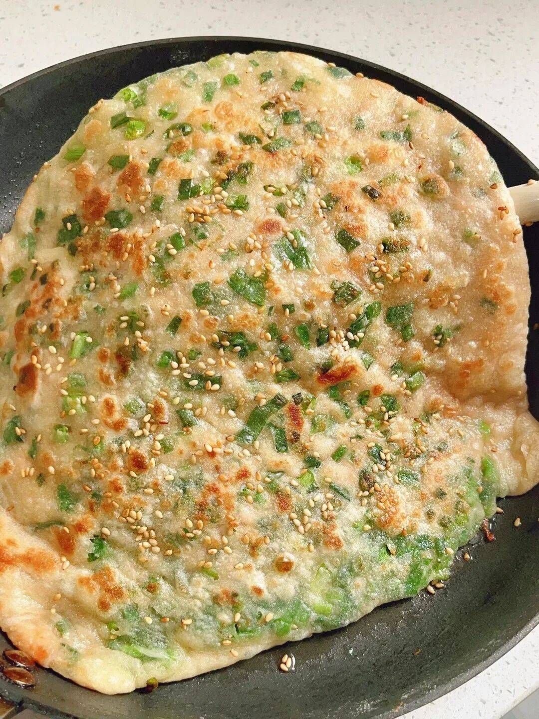3勺面粉白胡椒粉抓匀做成圆饼;1️⃣白萝卜刨皮去丝加入少许