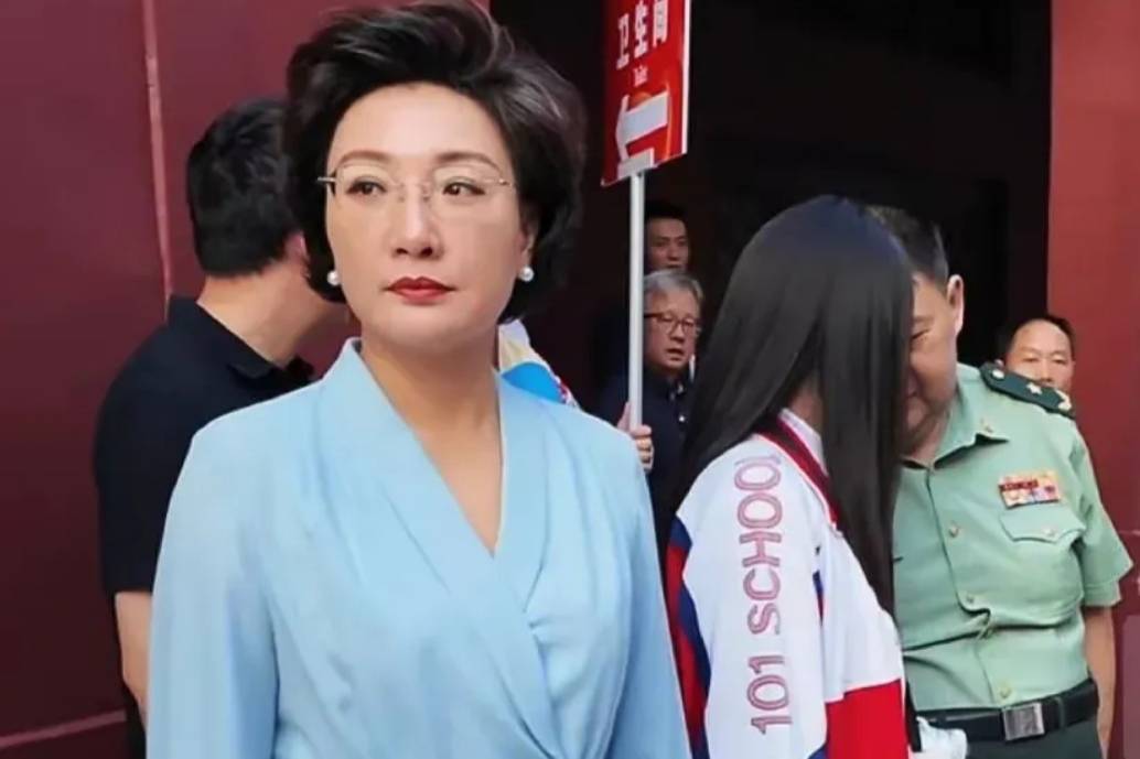 毛主席孙媳刘滨一家出席93大阅兵,瞧她这身装扮,大方得体