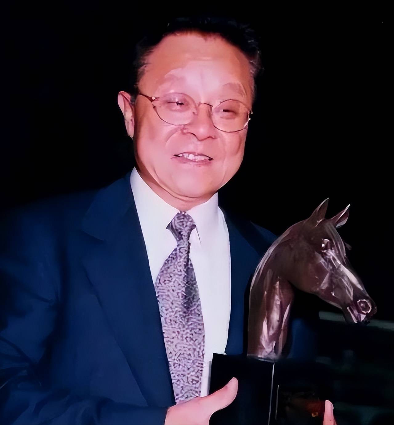 董骠:72岁病逝,成龙,张学友亲自为其扶灵,四妻七子却不争遗产