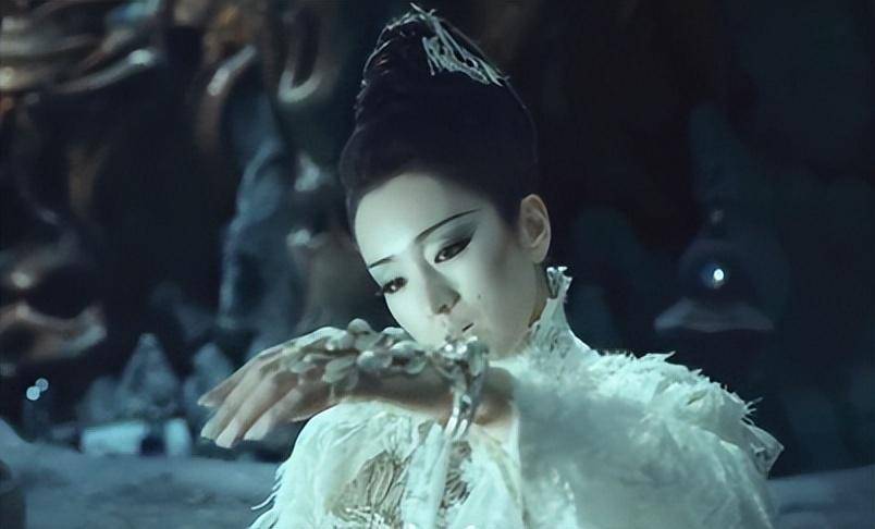 西游四版白骨精对比,巩俐威武霸气饰妖皇,杨春霞最贴合原著描写