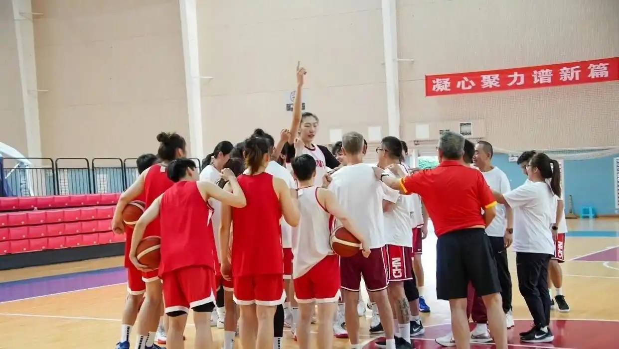 中国女篮大变革！宫鲁鸣请王治郅助力，新战术亮相，郭振明开心了
