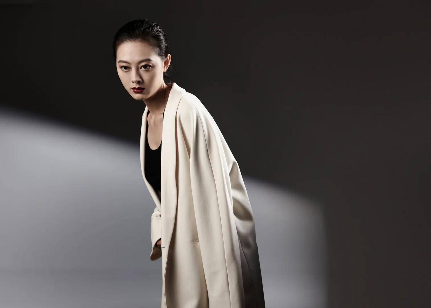 陈道明的女儿陈格,靠唱越剧大红大紫,现在35岁美的惊为天人