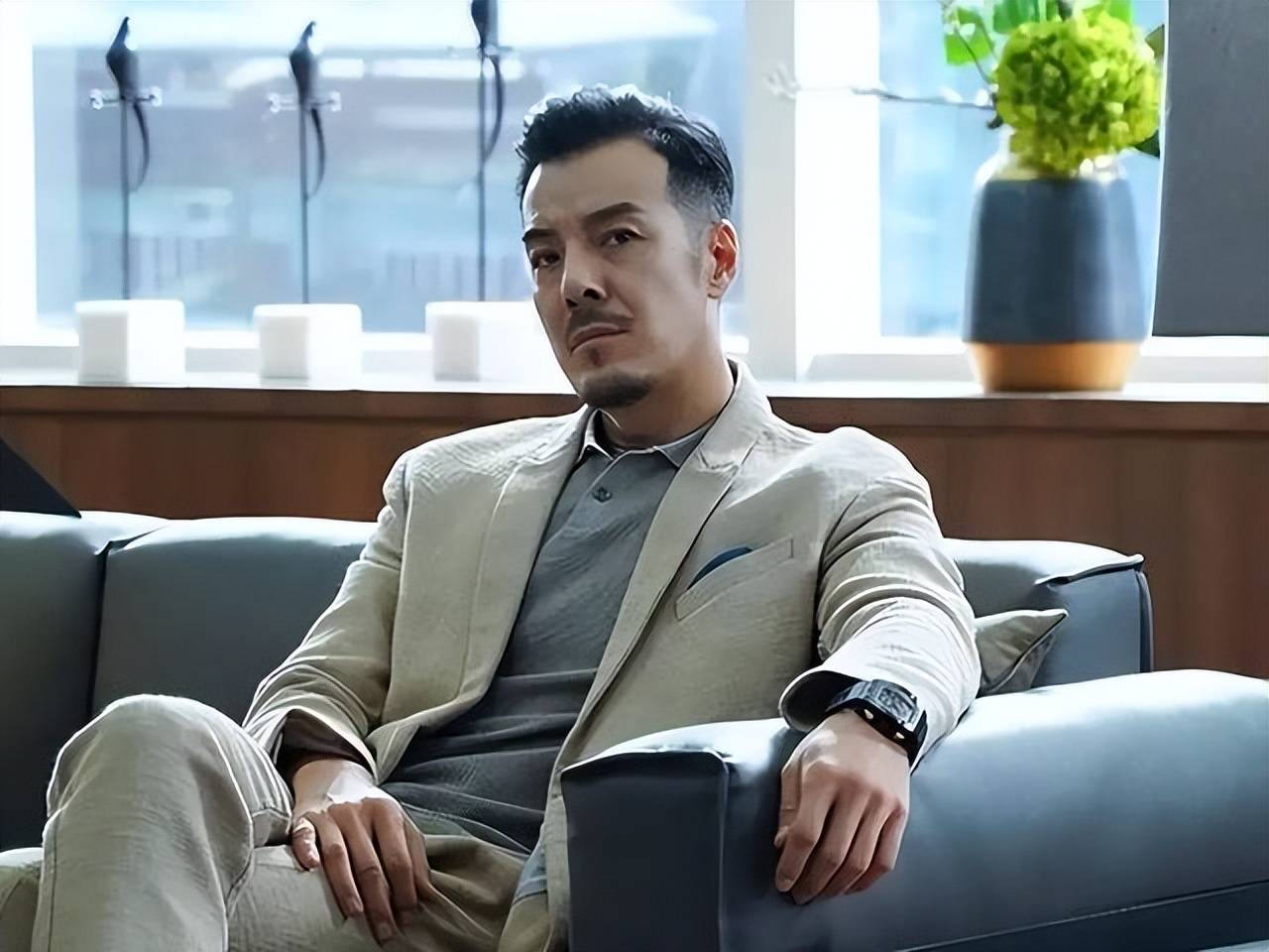 海一天:不靠当领导的父亲,46岁才走红,娶二婚妻子