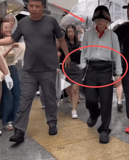 40岁周笔畅现身重庆,生图皮肤黝黑,身材发福肚子大,走路像男人