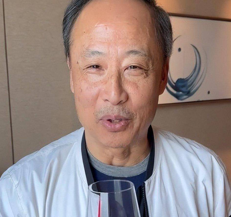 69岁周野芒仍在演戏,和奚美娟离婚后,他与二婚妻子生活低调