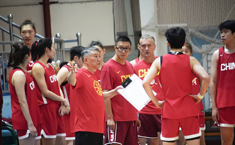 宫鲁鸣带女篮又输球！输大学校队，WCBA豪强首秀大胜34分，李梦缺席