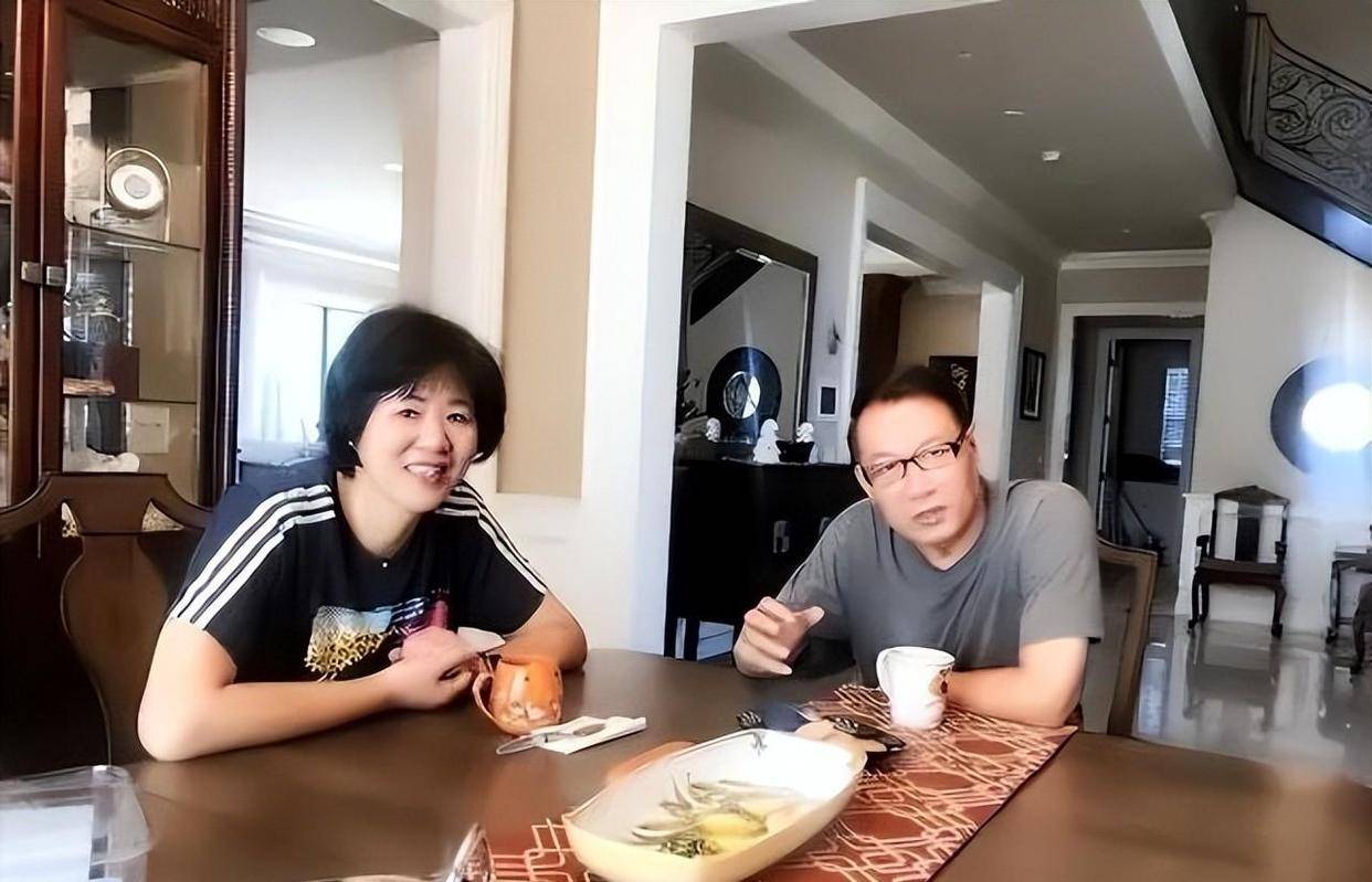 陪着郎平的是她73岁的丈夫王育成,他是中国社会科学院的教授,也是博士