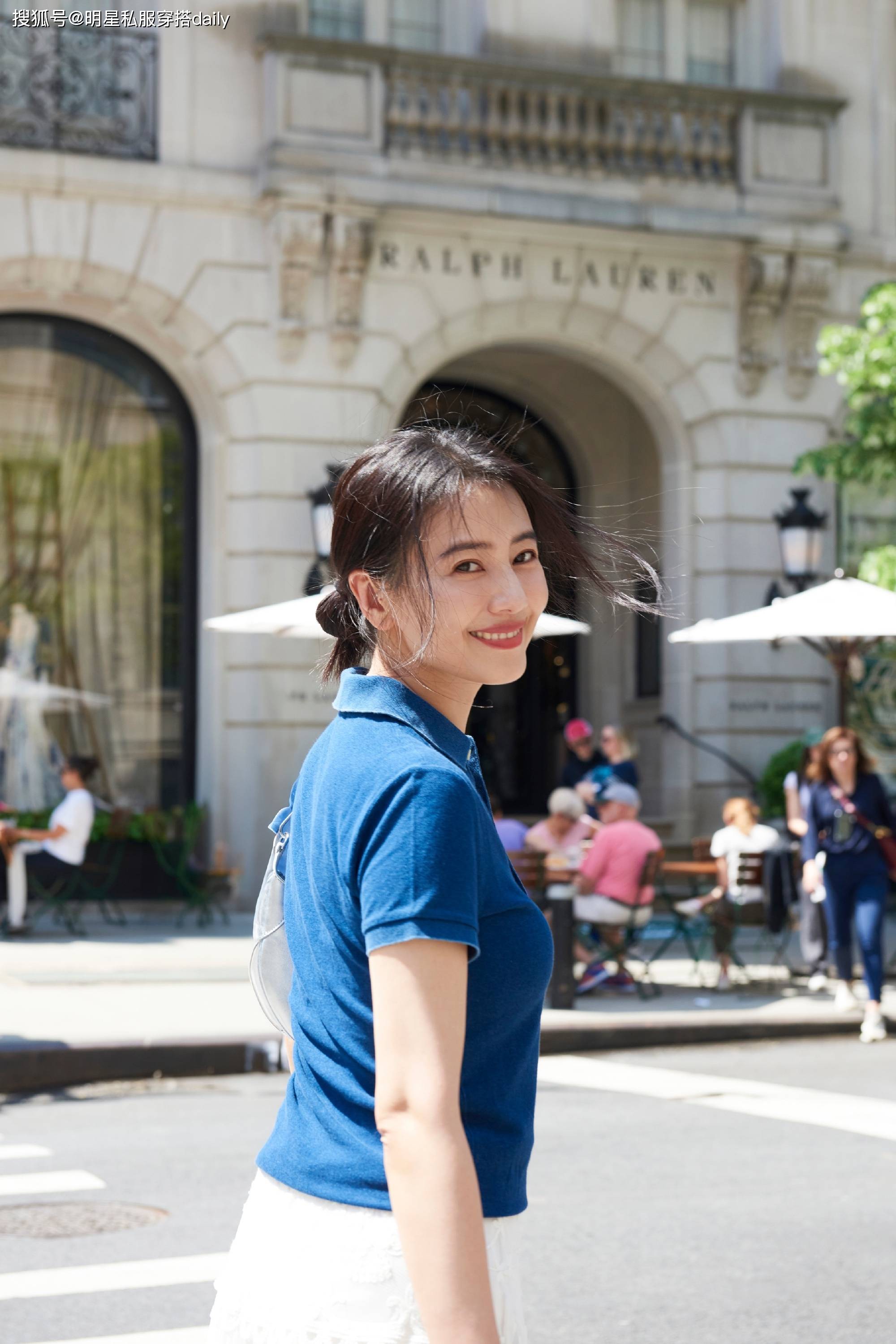 高圆圆美神降临穿蓝色老钱风t恤搭白裙笑意盈盈自带美颜滤镜简单