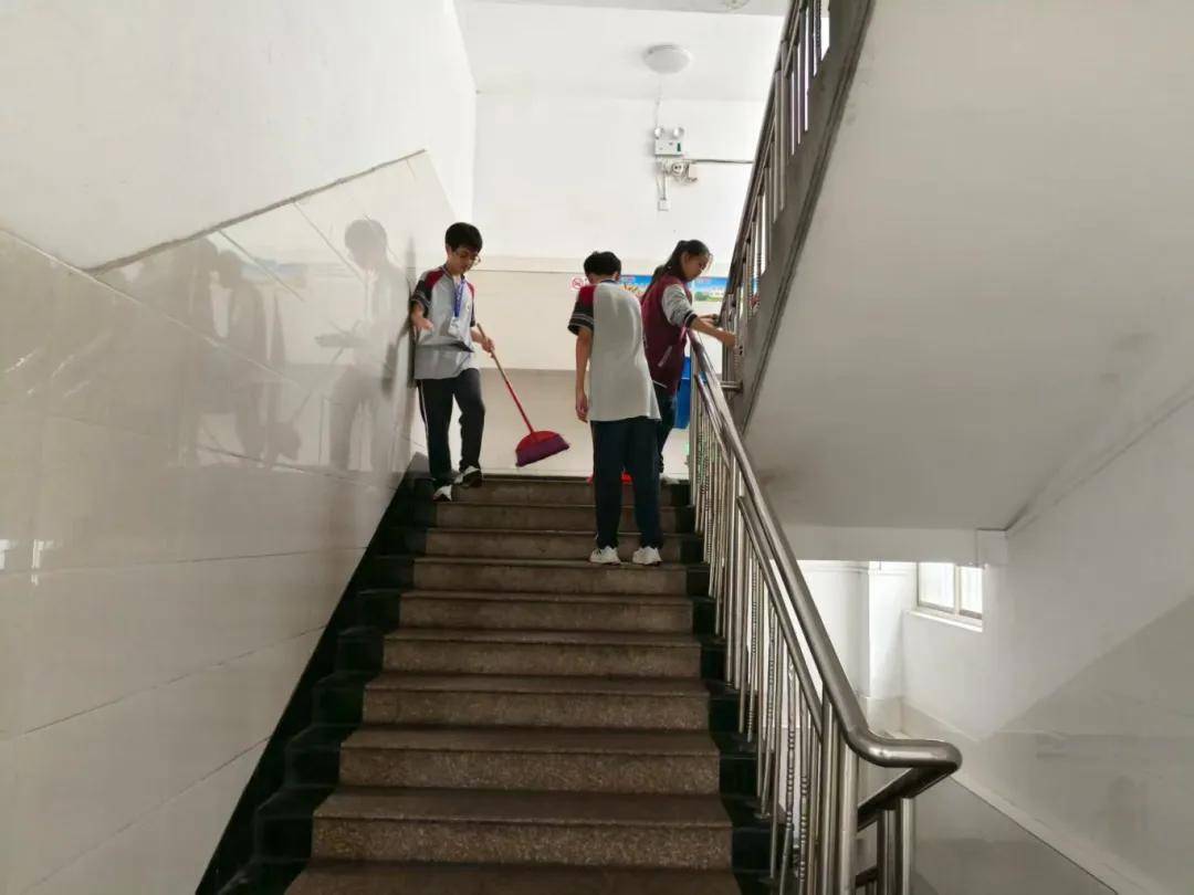 淮安市文通中学开展"校园卫生大扫除"劳动主题教育实践活动