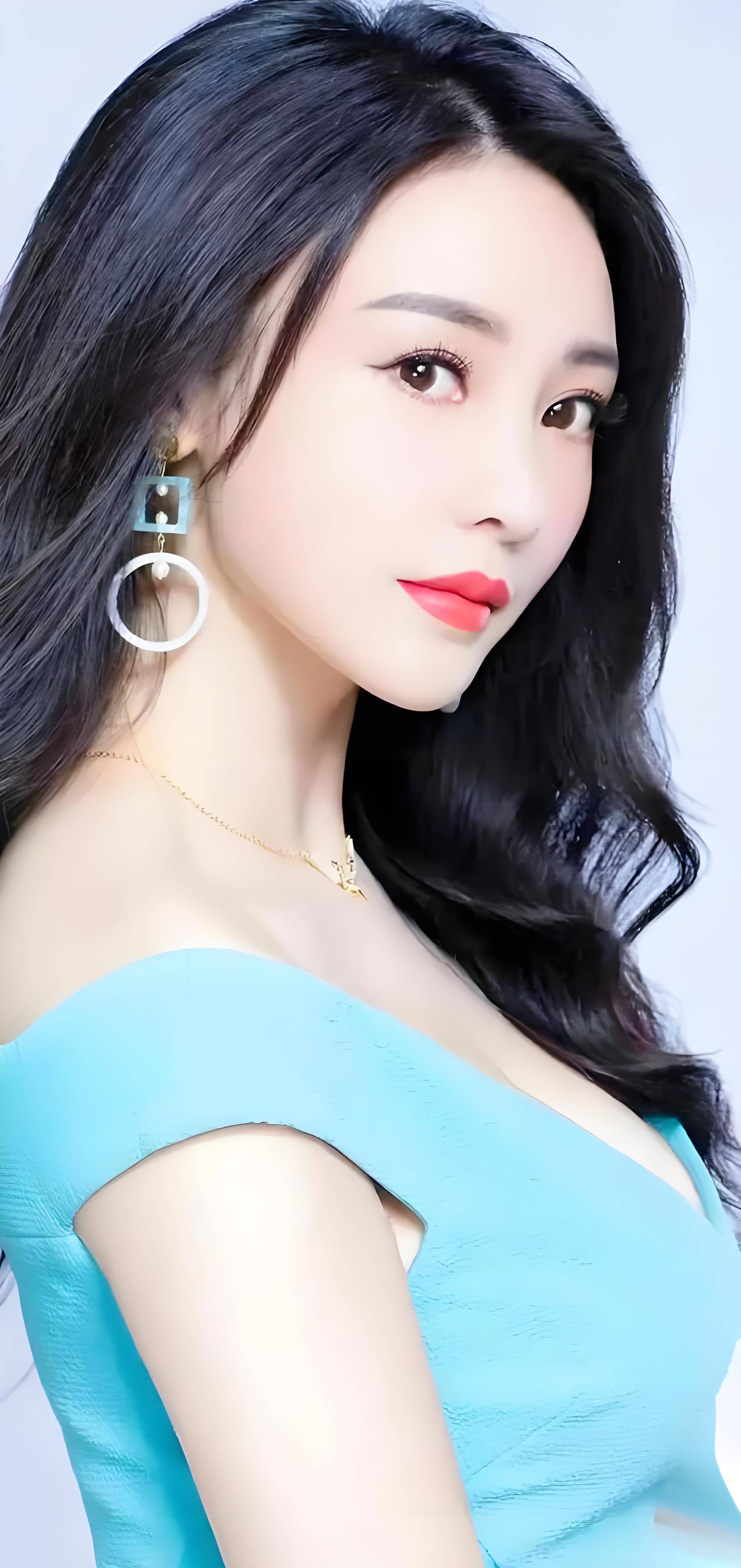 柳岩:多才女艺人的火辣时尚与全能才华