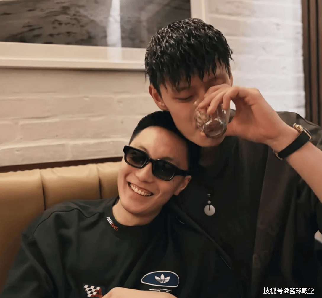 胡明轩曾凡博铁哥们！相约纽约街拍+一起练球，并展恩爱一幕！