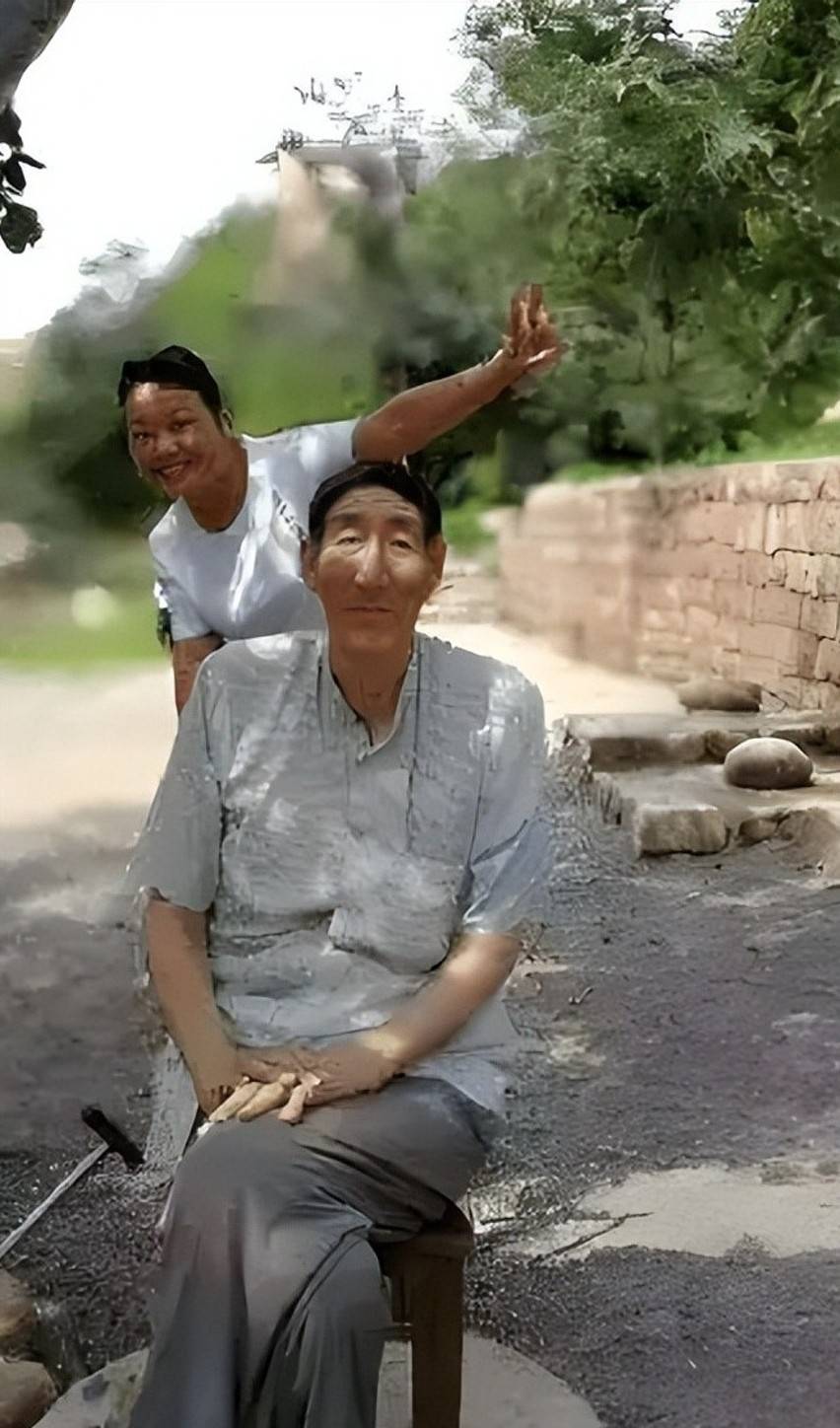 国内第一巨人鲍喜顺,不听医生劝执意生子,如今儿子多高了?
