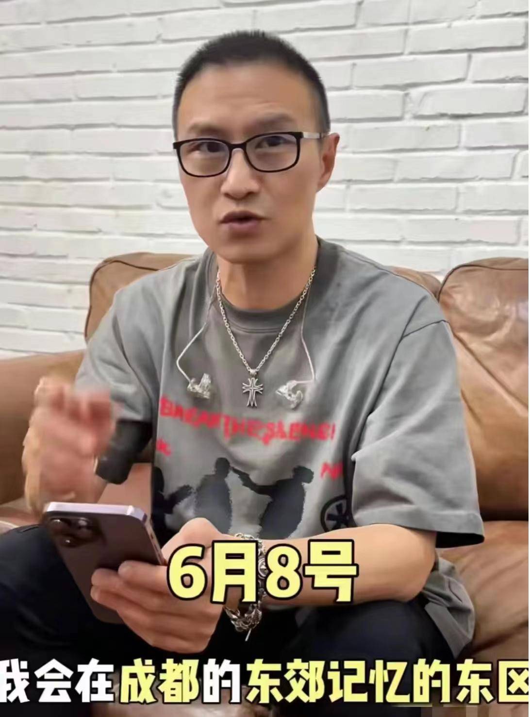 汪峰陪完森林北返回成都机场接儿女团聚和章子怡轮流带娃