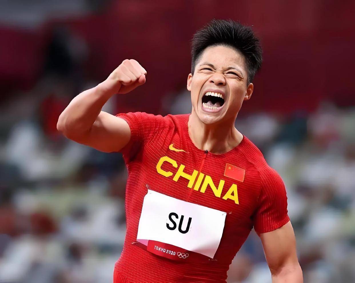 有人翻出他2021年东京奥运会半决赛的慢镜头,发现起跑时小腿肌肉绷得