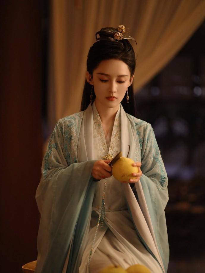 何冰没说错,不拍戏就"消失"的李沁,已走上女演员的另一条大道