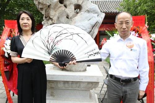 刘滨会长与参会嘉宾、艺术家们移步展厅观看展品_304永利集团【澳门·永利】官网总站入口