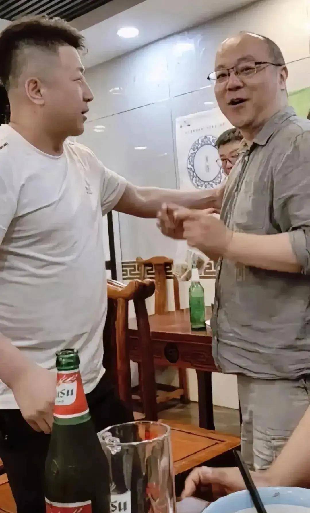 窦唯近照大变身材变瘦刮掉胡子显年轻本人低调和粉丝热聊
