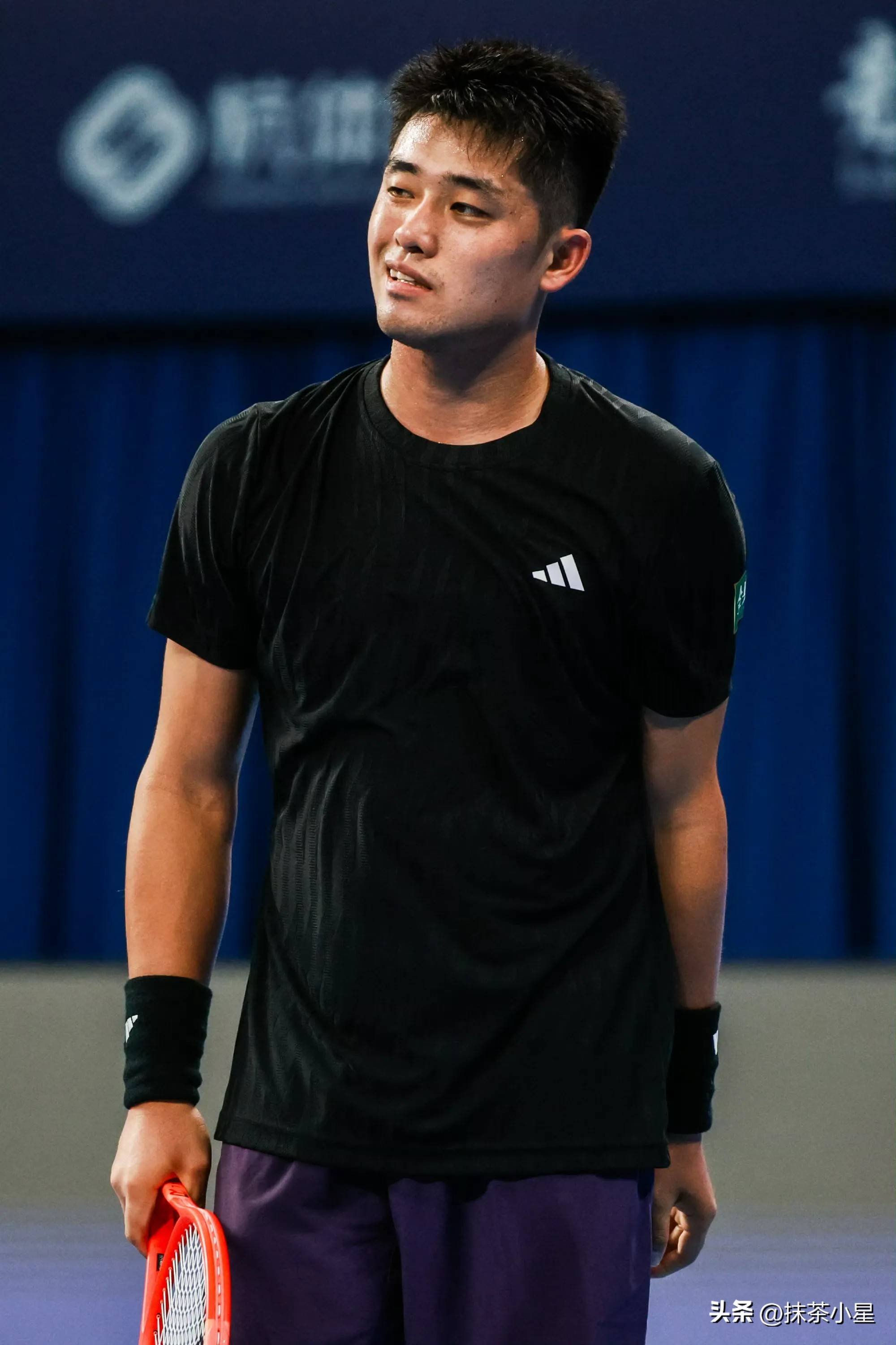 2-1,吴易昺逆转首进杭州站16强,狂轰67个失误,输8分却赢了比赛