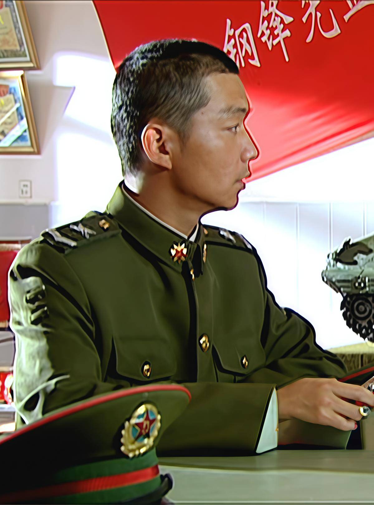 钢七连三班班长史今与草原五班老马班长,这两位深受观众喜爱的角色