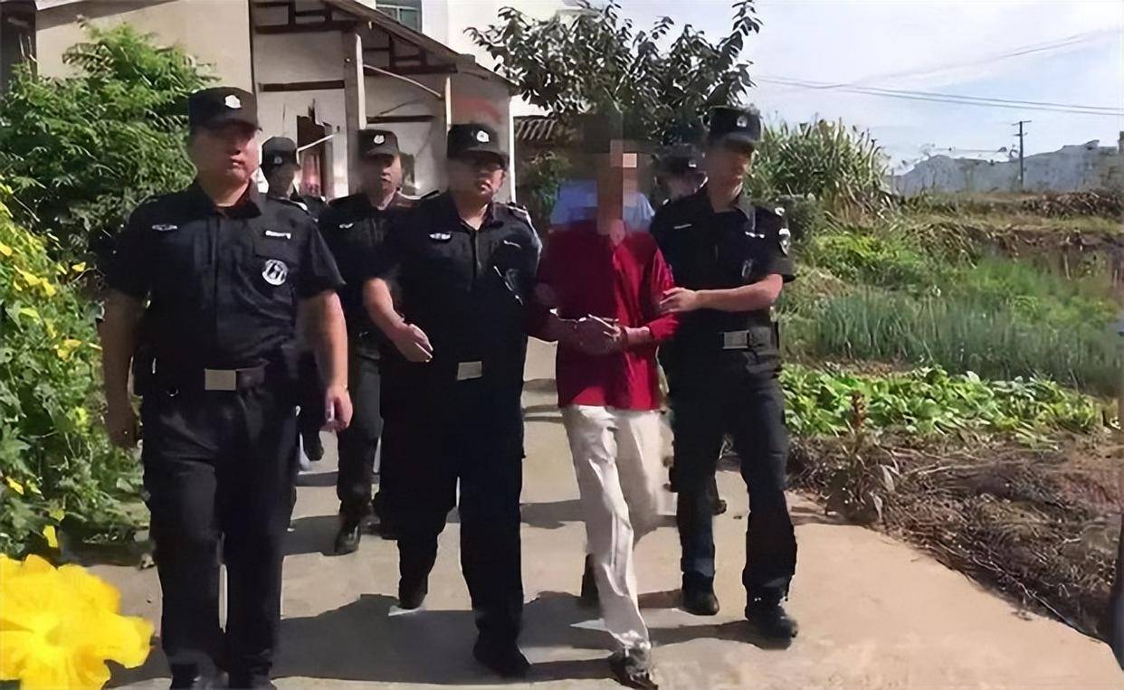 2002年河南村霸杀害村民,被捕后警方在接警:村霸一家五口都遇害
