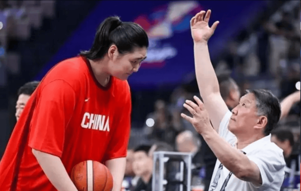 女篮2战暴露最大短板！光有女姚明没用，找到女刘炜才能解决问题