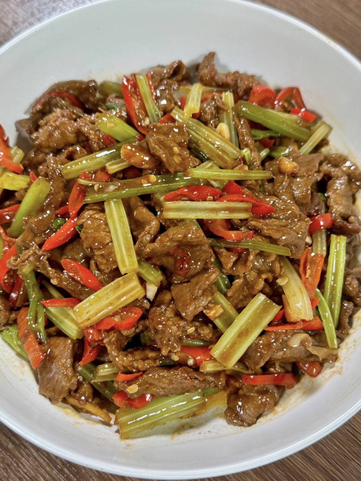 芹菜炒牛肉,好吃是好吃,就是太费米饭了