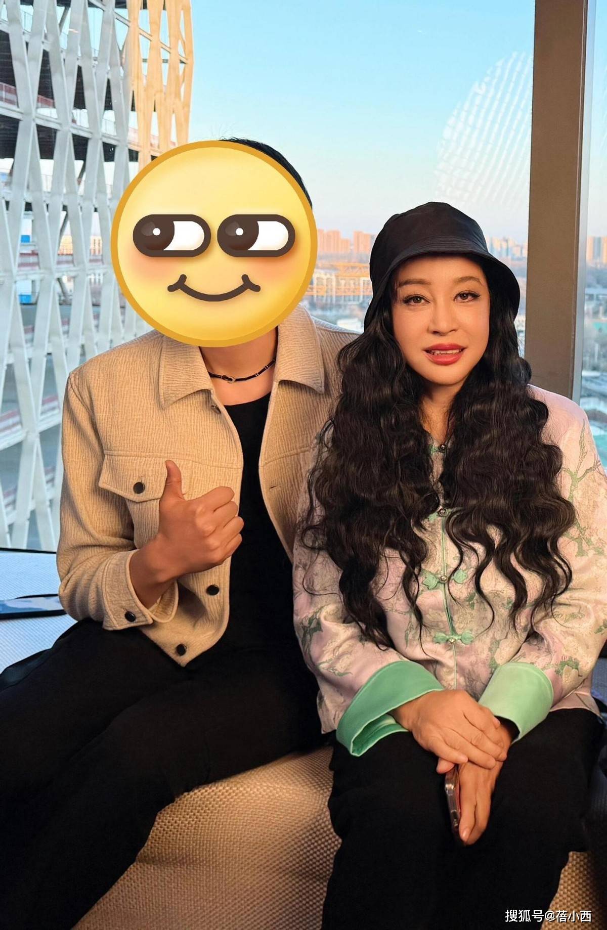 这次她的发型选择了迷人的大波浪卷度柔和而有张力轻轻托起脸部线条