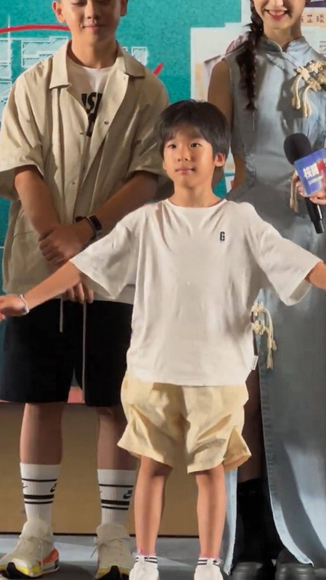 吴京幼子惊艳电影首映,c位展示超强柔韧,比兄长更帅气震惊众人