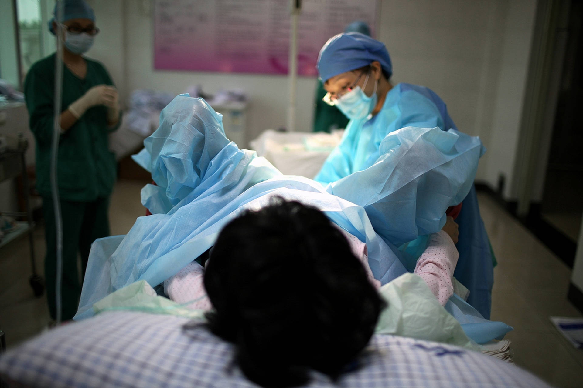 在医院生孩子毫无尊严!00后妈妈哭诉:脱下裤子只是开胃菜