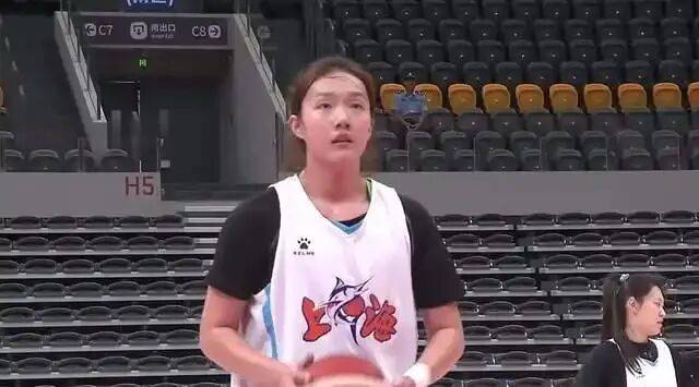 刘禹彤40+12大号两双惊艳全场，中国女篮内线争议再起