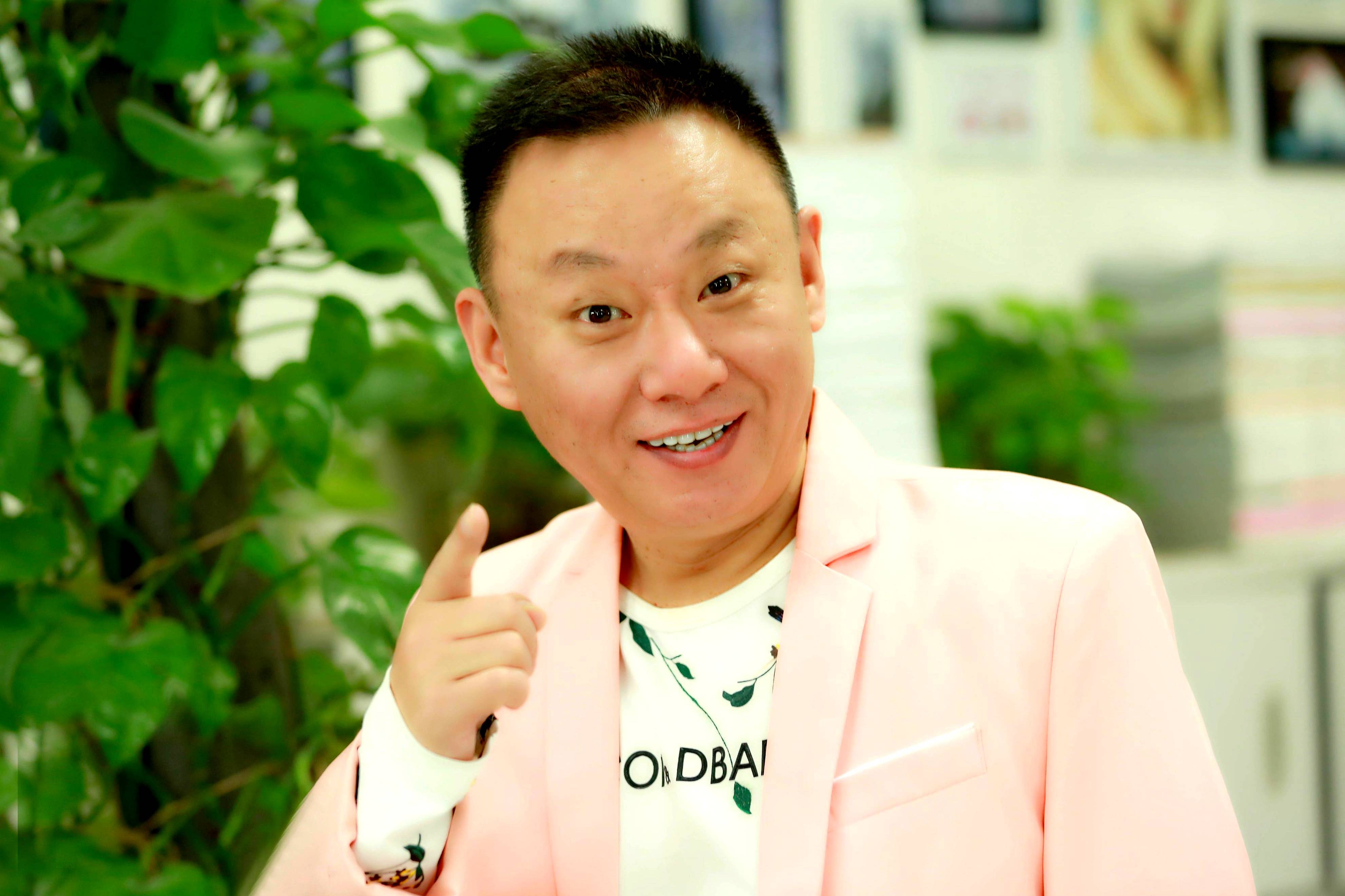 国家一级演员邵峰,为救身患不治之症妻子倾家荡产,如今过得怎样