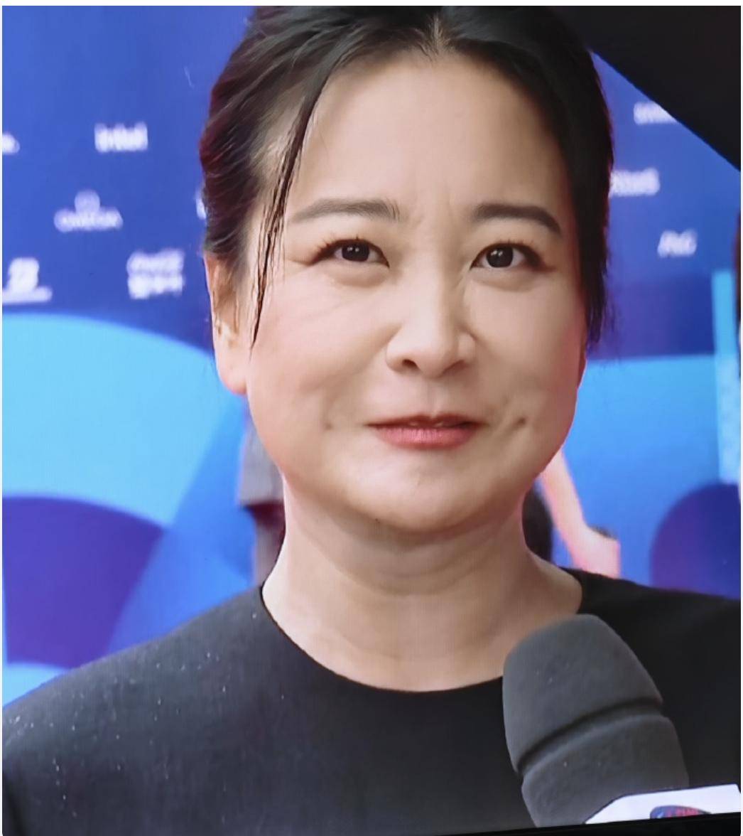 42岁贾玲走红毯:穿紧身裙腰身绝了,但脸上的褶子很真实