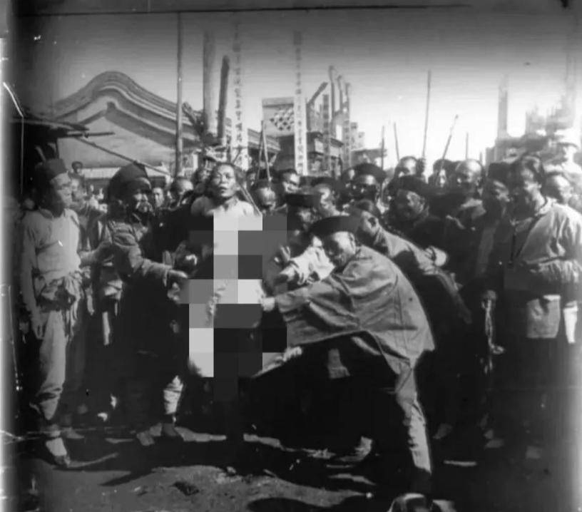 1904年王维勤被凌迟处死时罕见留影:面向人群,眼神绝望让人生畏