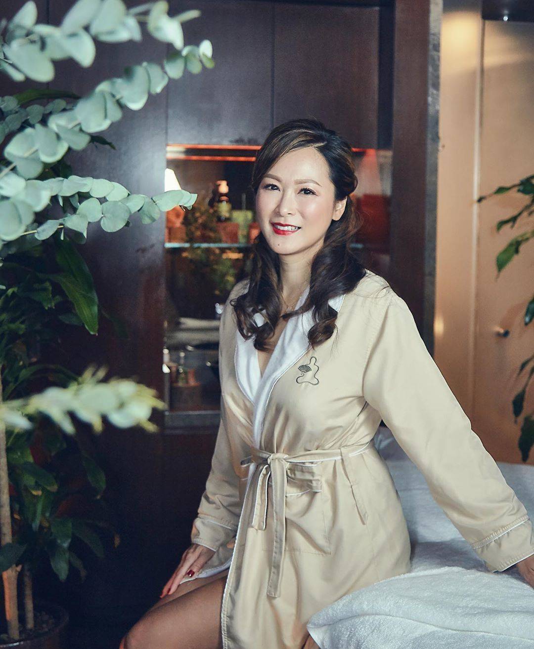 童爱玲台风前送儿子返英 22岁初恋之子身高超190cm