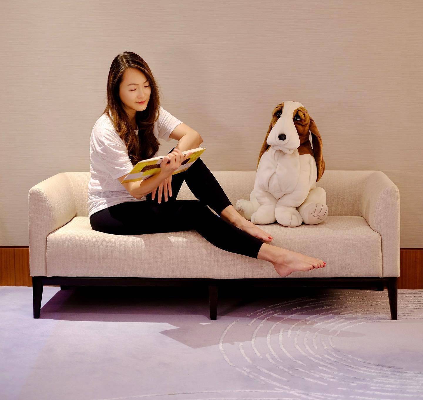 童爱玲台风前送儿子返英 22岁初恋之子身高超190cm