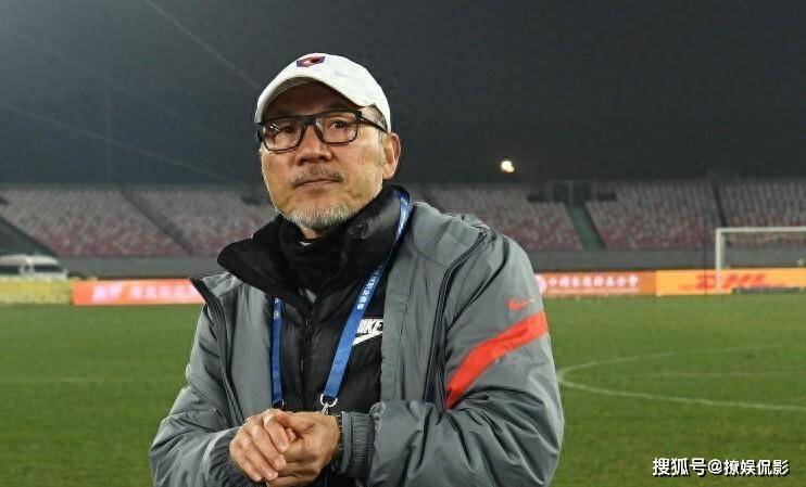 张外龙回归重庆铜梁龙_足球报：张外龙这几年一直关注铜梁龙，冲超后他独坐良久_重庆足球张外龙执教经历